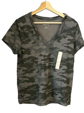 NWT Universal Thread Grey Camo V-Neck Tee Size M